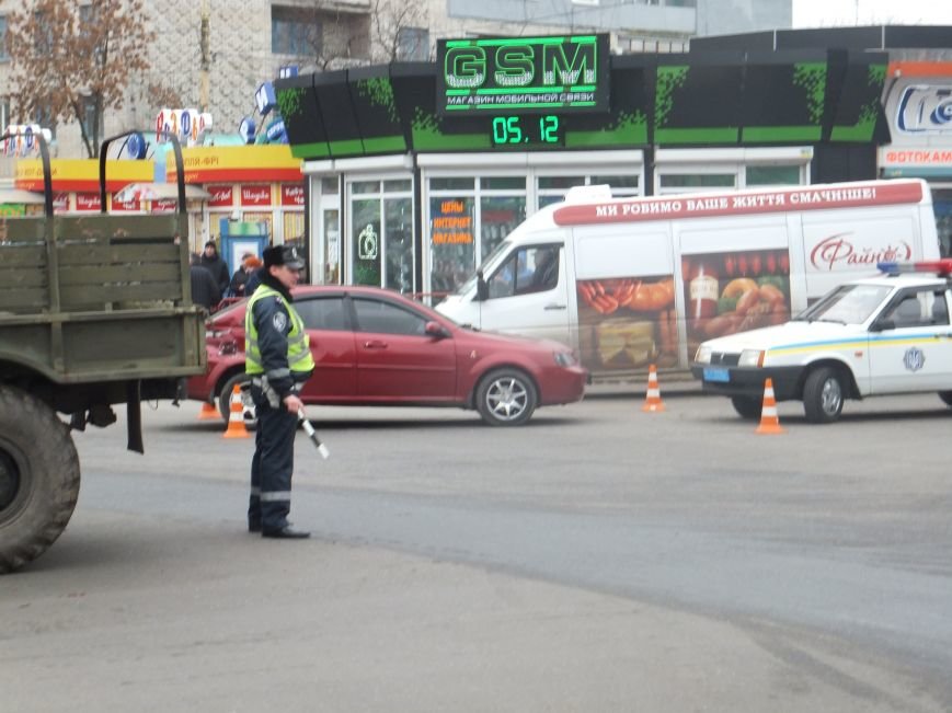 В Кировограде произошло ДТП: военный грузовик протаранил легковушку. ФОТО (фото) - фото 1 В Кировограде произошло ДТП: военный грузовик протаранил легковушку. ФОТО (фото) - фото 1