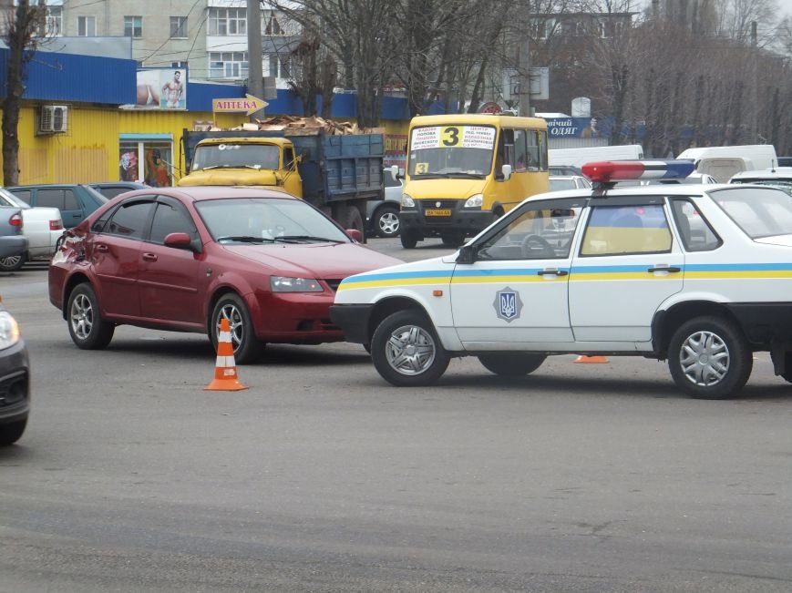 В Кировограде произошло ДТП: военный грузовик протаранил легковушку. ФОТО (фото) - фото 1 В Кировограде произошло ДТП: военный грузовик протаранил легковушку. ФОТО (фото) - фото 1