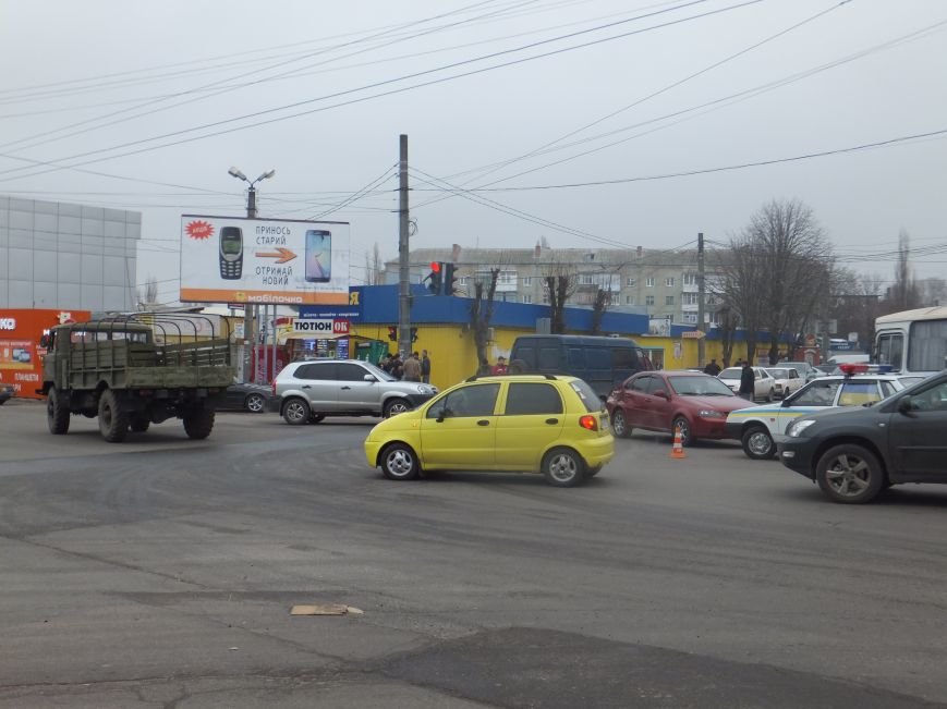 В Кировограде произошло ДТП: военный грузовик протаранил легковушку. ФОТО (фото) - фото 1 В Кировограде произошло ДТП: военный грузовик протаранил легковушку. ФОТО (фото) - фото 1