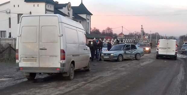 На Буковині зіткнулися легковик з мікроавтобусом, одна пасажирка постраждала (фото) - фото 1 На Буковині зіткнулися легковик з мікроавтобусом, одна пасажирка постраждала (фото) - фото 1