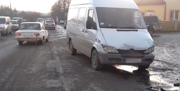 На Буковині зіткнулися легковик з мікроавтобусом, одна пасажирка постраждала (фото) - фото 1 На Буковині зіткнулися легковик з мікроавтобусом, одна пасажирка постраждала (фото) - фото 1