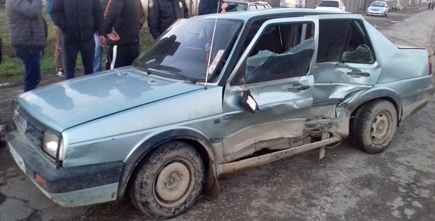 На Буковині зіткнулися легковик з мікроавтобусом, одна пасажирка постраждала (фото) - фото 1 На Буковині зіткнулися легковик з мікроавтобусом, одна пасажирка постраждала (фото) - фото 1