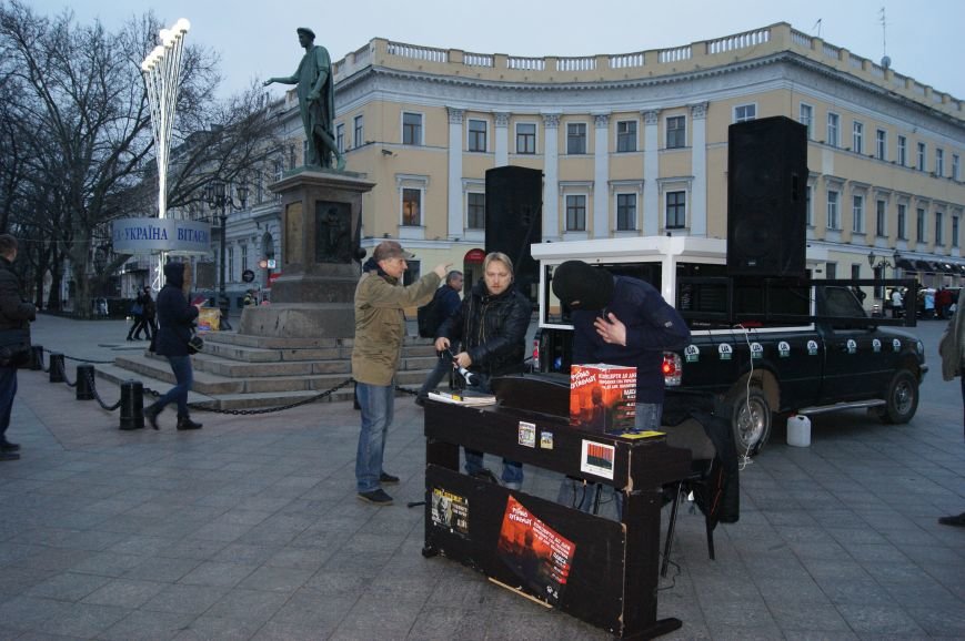В Одессе сыграл легендарный Piano Extremist, который на Майдане сдерживал агрессию «беркутовцев» (ФОТО, ВИДЕО) (фото) - фото 1