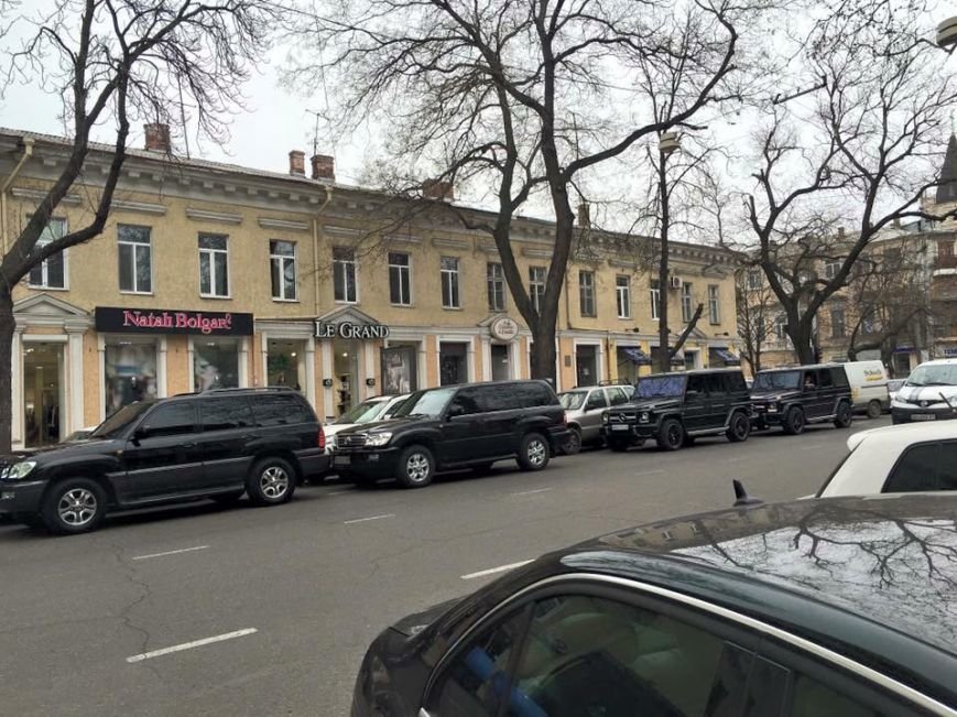 В Одессе на открытии торгового центра джипы заблокировали дорогу (ФОТО) (фото) - фото 1