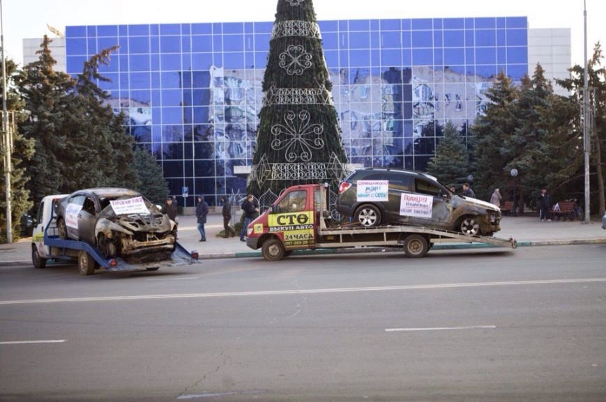 В Ильичевске в центре города выставили сожженные машины депутатов (ФОТО) (фото) - фото 1