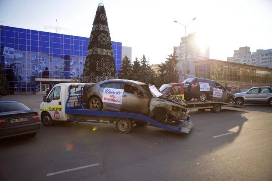 В Ильичевске в центре города выставили сожженные машины депутатов (ФОТО) (фото) - фото 1