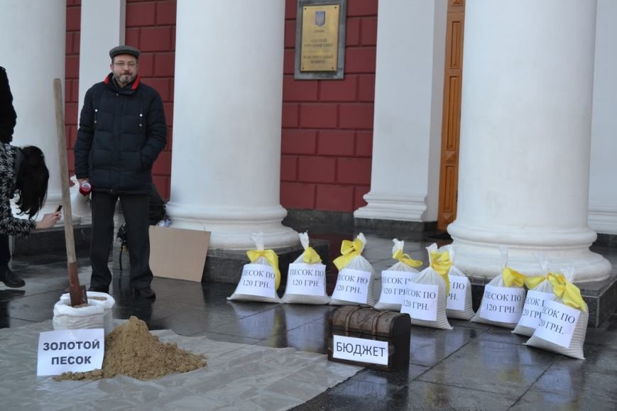 Вход в одесскую мэрию заблокировали мешками с песком (ФОТО) (фото) - фото 1