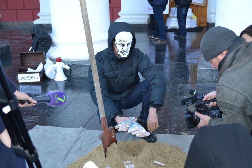 Вход в одесскую мэрию заблокировали мешками с песком (ФОТО) (фото) - фото 1