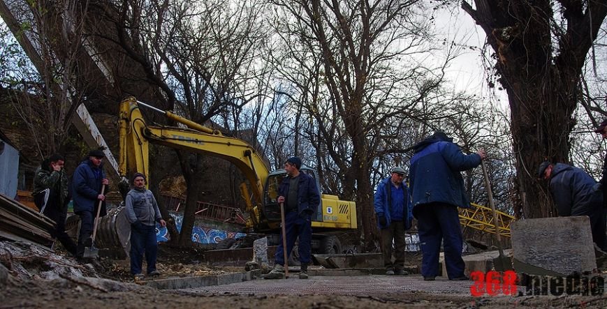 СМИ: под одесским Тещиным мостом вырубят деревья и выстроят автосалон Lexus (ФОТО) (фото) - фото 1