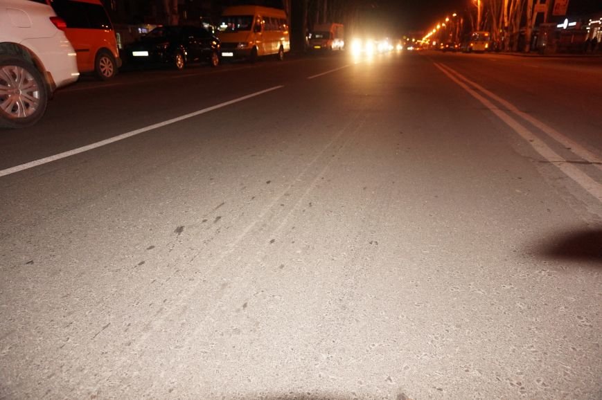 ДТП в Кривом Роге: пожилой мужчина бросился под автомобиль в нескольких метрах от пешеходного перехода (ФОТО 18+) (фото) - фото 1 ДТП в Кривом Роге: пожилой мужчина бросился под автомобиль в нескольких метрах от пешеходного перехода (ФОТО 18+) (фото) - фото 1