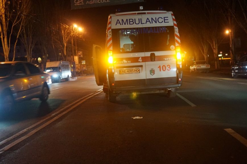 ДТП в Кривом Роге: пожилой мужчина бросился под автомобиль в нескольких метрах от пешеходного перехода (ФОТО 18+) (фото) - фото 1 ДТП в Кривом Роге: пожилой мужчина бросился под автомобиль в нескольких метрах от пешеходного перехода (ФОТО 18+) (фото) - фото 1