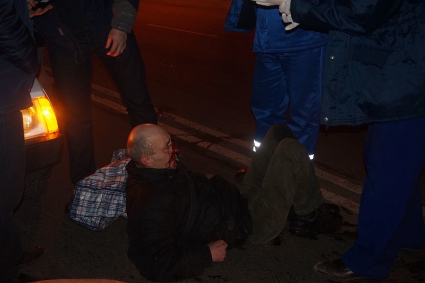 ДТП в Кривом Роге: пожилой мужчина бросился под автомобиль в нескольких метрах от пешеходного перехода (ФОТО 18+) (фото) - фото 1 ДТП в Кривом Роге: пожилой мужчина бросился под автомобиль в нескольких метрах от пешеходного перехода (ФОТО 18+) (фото) - фото 1
