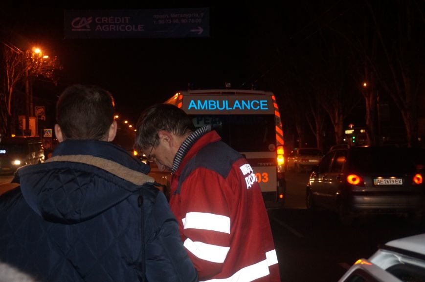 ДТП в Кривом Роге: пожилой мужчина бросился под автомобиль в нескольких метрах от пешеходного перехода (ФОТО 18+) (фото) - фото 1 ДТП в Кривом Роге: пожилой мужчина бросился под автомобиль в нескольких метрах от пешеходного перехода (ФОТО 18+) (фото) - фото 1