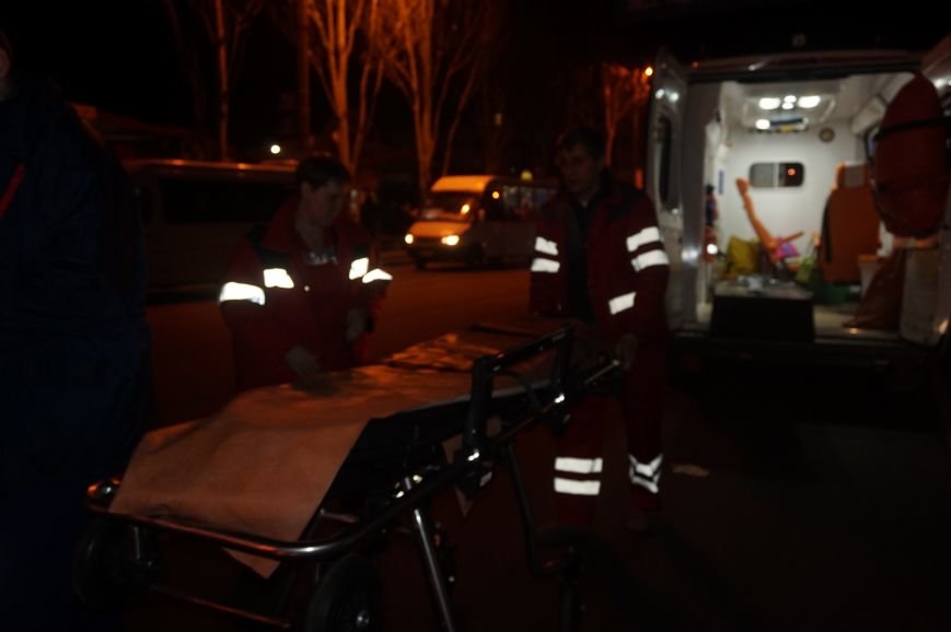 ДТП в Кривом Роге: пожилой мужчина бросился под автомобиль в нескольких метрах от пешеходного перехода (ФОТО 18+) (фото) - фото 1 ДТП в Кривом Роге: пожилой мужчина бросился под автомобиль в нескольких метрах от пешеходного перехода (ФОТО 18+) (фото) - фото 1