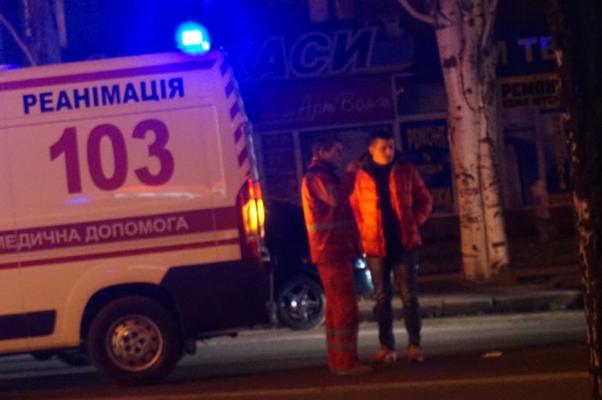 ДТП в Кривом Роге: пожилой мужчина бросился под автомобиль в нескольких метрах от пешеходного перехода (ФОТО 18+) (фото) - фото 1 ДТП в Кривом Роге: пожилой мужчина бросился под автомобиль в нескольких метрах от пешеходного перехода (ФОТО 18+) (фото) - фото 1