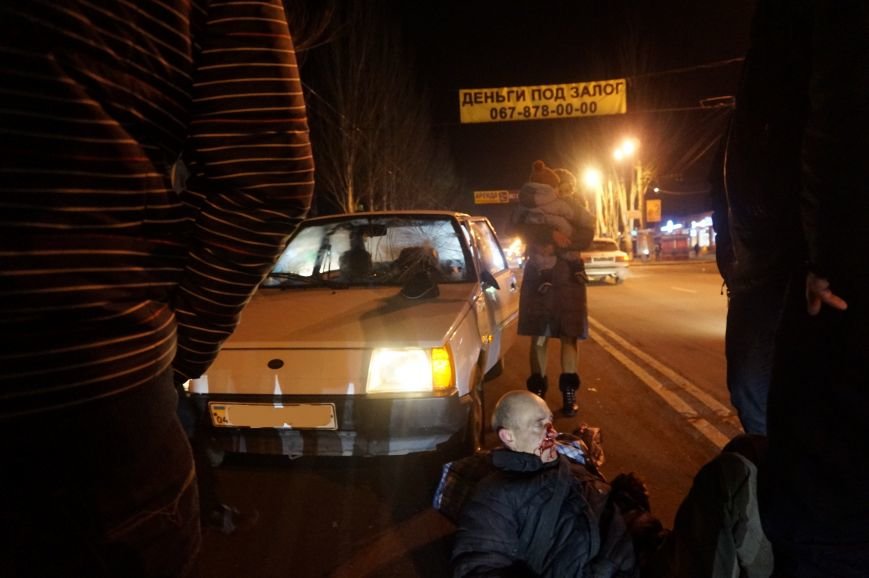 ДТП в Кривом Роге: пожилой мужчина бросился под автомобиль в нескольких метрах от пешеходного перехода (ФОТО 18+) (фото) - фото 1 ДТП в Кривом Роге: пожилой мужчина бросился под автомобиль в нескольких метрах от пешеходного перехода (ФОТО 18+) (фото) - фото 1