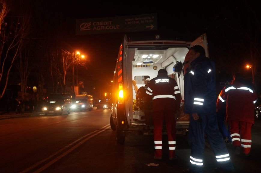 ДТП в Кривом Роге: пожилой мужчина бросился под автомобиль в нескольких метрах от пешеходного перехода (ФОТО 18+) (фото) - фото 1 ДТП в Кривом Роге: пожилой мужчина бросился под автомобиль в нескольких метрах от пешеходного перехода (ФОТО 18+) (фото) - фото 1