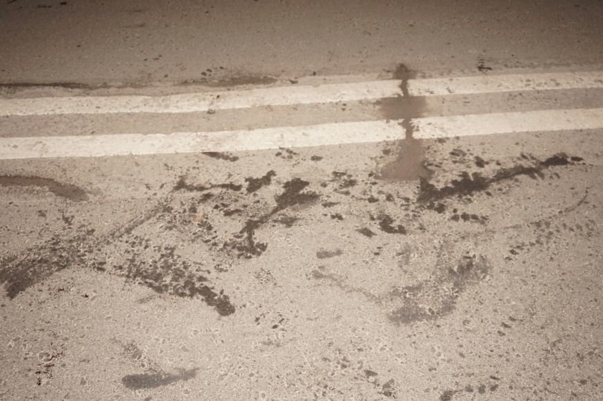 ДТП в Кривом Роге: пожилой мужчина бросился под автомобиль в нескольких метрах от пешеходного перехода (ФОТО 18+) (фото) - фото 1 ДТП в Кривом Роге: пожилой мужчина бросился под автомобиль в нескольких метрах от пешеходного перехода (ФОТО 18+) (фото) - фото 1
