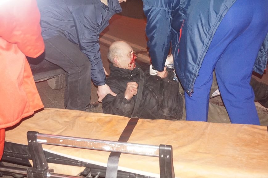 ДТП в Кривом Роге: пожилой мужчина бросился под автомобиль в нескольких метрах от пешеходного перехода (ФОТО 18+) (фото) - фото 1 ДТП в Кривом Роге: пожилой мужчина бросился под автомобиль в нескольких метрах от пешеходного перехода (ФОТО 18+) (фото) - фото 1