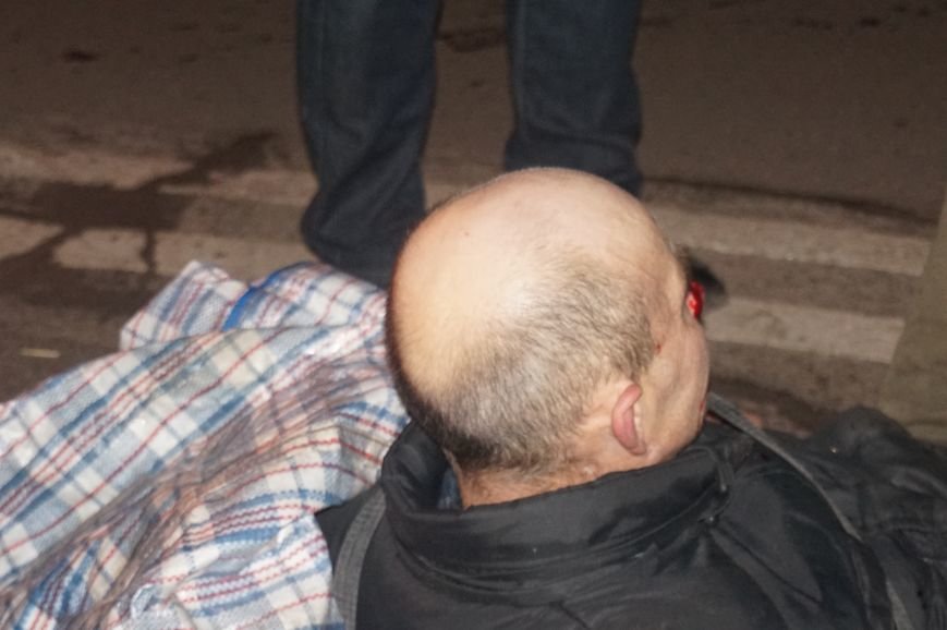 ДТП в Кривом Роге: пожилой мужчина бросился под автомобиль в нескольких метрах от пешеходного перехода (ФОТО 18+) (фото) - фото 1 ДТП в Кривом Роге: пожилой мужчина бросился под автомобиль в нескольких метрах от пешеходного перехода (ФОТО 18+) (фото) - фото 1