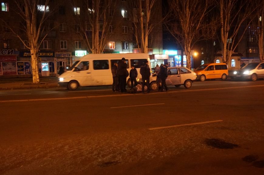 ДТП в Кривом Роге: пожилой мужчина бросился под автомобиль в нескольких метрах от пешеходного перехода (ФОТО 18+) (фото) - фото 1 ДТП в Кривом Роге: пожилой мужчина бросился под автомобиль в нескольких метрах от пешеходного перехода (ФОТО 18+) (фото) - фото 1