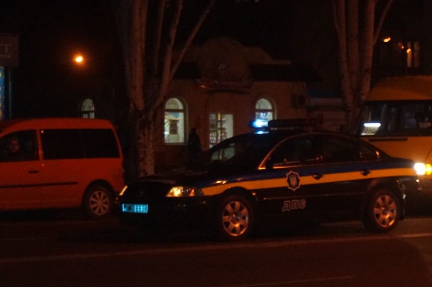ДТП в Кривом Роге: пожилой мужчина бросился под автомобиль в нескольких метрах от пешеходного перехода (ФОТО 18+) (фото) - фото 1 ДТП в Кривом Роге: пожилой мужчина бросился под автомобиль в нескольких метрах от пешеходного перехода (ФОТО 18+) (фото) - фото 1