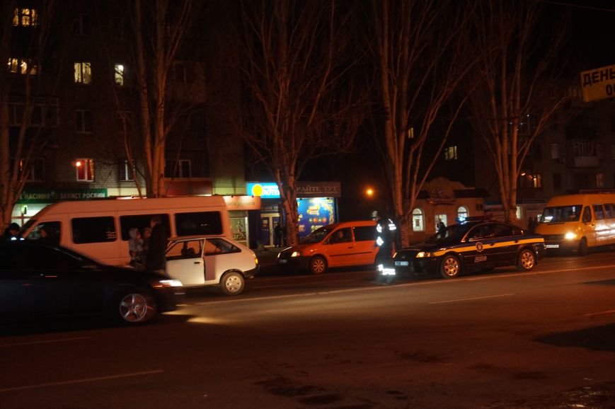 ДТП в Кривом Роге: пожилой мужчина бросился под автомобиль в нескольких метрах от пешеходного перехода (ФОТО 18+) (фото) - фото 1 ДТП в Кривом Роге: пожилой мужчина бросился под автомобиль в нескольких метрах от пешеходного перехода (ФОТО 18+) (фото) - фото 1