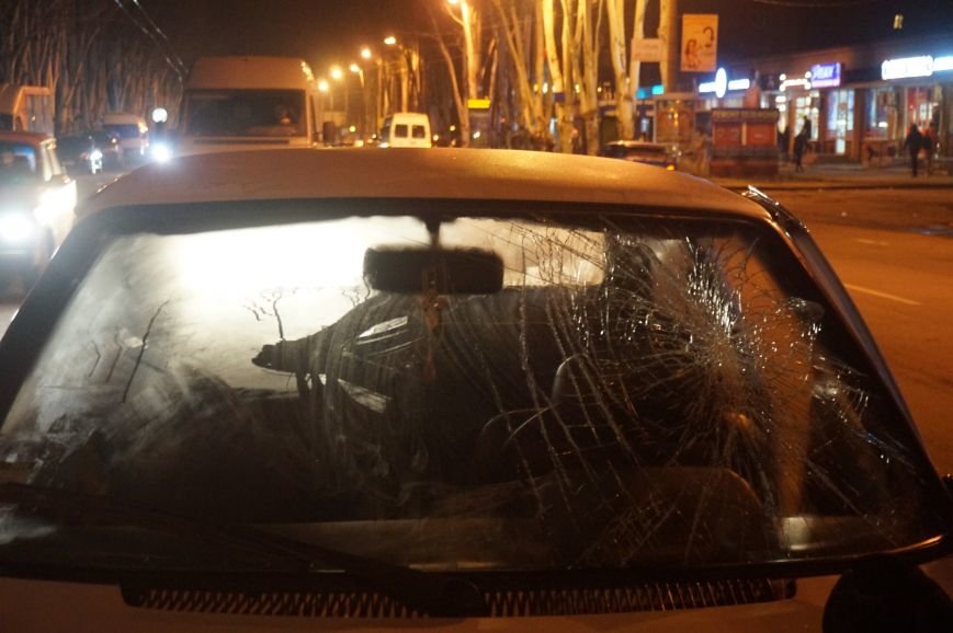 ДТП в Кривом Роге: пожилой мужчина бросился под автомобиль в нескольких метрах от пешеходного перехода (ФОТО 18+) (фото) - фото 1 ДТП в Кривом Роге: пожилой мужчина бросился под автомобиль в нескольких метрах от пешеходного перехода (ФОТО 18+) (фото) - фото 1