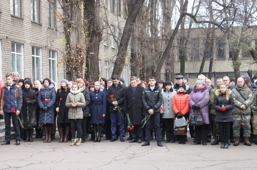 В память о бойце 17 бригады Константине Ткачуку, погибшему в зоне АТО, открыли мемориальную доску (ФОТО) (фото) - фото 1 В память о бойце 17 бригады Константине Ткачуку, погибшему в зоне АТО, открыли мемориальную доску (ФОТО) (фото) - фото 1