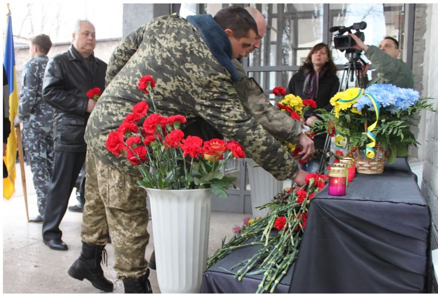 В память о бойце 17 бригады Константине Ткачуку, погибшему в зоне АТО, открыли мемориальную доску (ФОТО) (фото) - фото 1 В память о бойце 17 бригады Константине Ткачуку, погибшему в зоне АТО, открыли мемориальную доску (ФОТО) (фото) - фото 1
