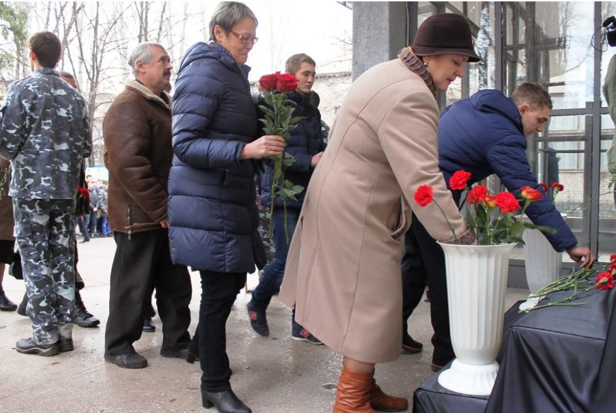 В память о бойце 17 бригады Константине Ткачуку, погибшему в зоне АТО, открыли мемориальную доску (ФОТО) (фото) - фото 2 В память о бойце 17 бригады Константине Ткачуку, погибшему в зоне АТО, открыли мемориальную доску (ФОТО) (фото) - фото 2