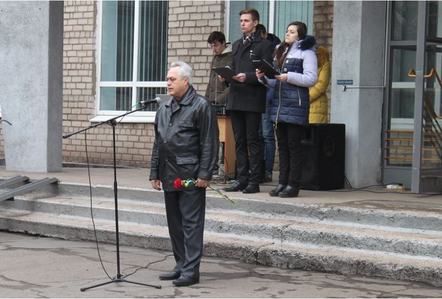 В память о бойце 17 бригады Константине Ткачуку, погибшему в зоне АТО, открыли мемориальную доску (ФОТО) (фото) - фото 2 В память о бойце 17 бригады Константине Ткачуку, погибшему в зоне АТО, открыли мемориальную доску (ФОТО) (фото) - фото 2