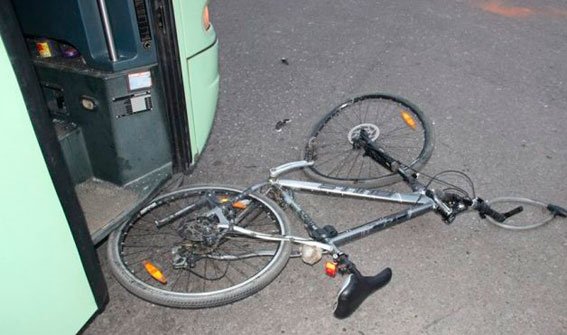 На Львівщині під колеса автобуса потрапив велосипедист (фото) - фото 1 На Львівщині під колеса автобуса потрапив велосипедист (фото) - фото 1