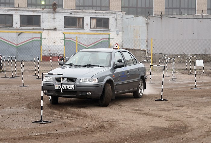 Депутаты Гомельского горсовета учились парковаться и сдавали экзамен на знание ПДД (фото) - фото 2