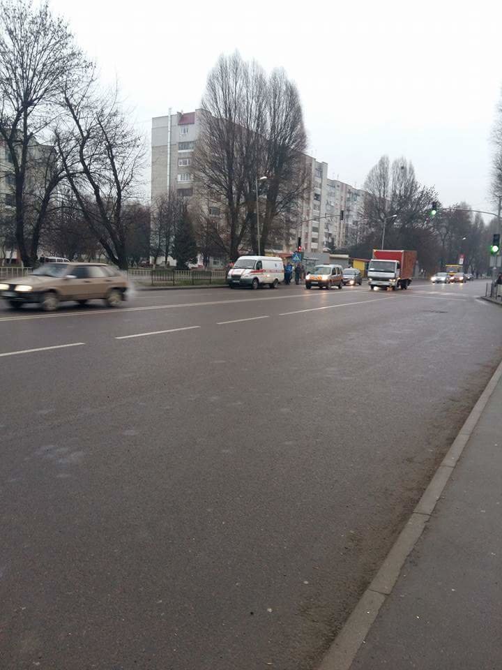 У Львові на пішохідному переході іномарка збила людину (фото) - фото 1 У Львові на пішохідному переході іномарка збила людину (фото) - фото 1