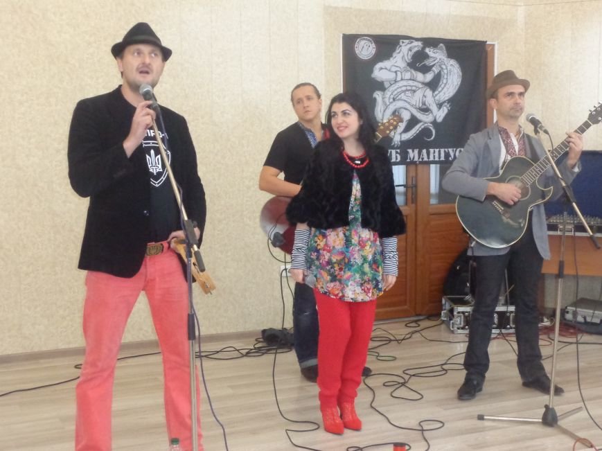 «Козацькому роду нема переводу!» - в Красноармейске выступил украинский коллектив «Вертеп» (фото) - фото 8 «Козацькому роду нема переводу!» - в Красноармейске выступил украинский коллектив «Вертеп» (фото) - фото 8