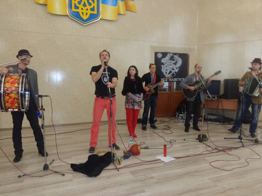 «Козацькому роду нема переводу!» - в Красноармейске выступил украинский коллектив «Вертеп» (фото) - фото 13 «Козацькому роду нема переводу!» - в Красноармейске выступил украинский коллектив «Вертеп» (фото) - фото 13