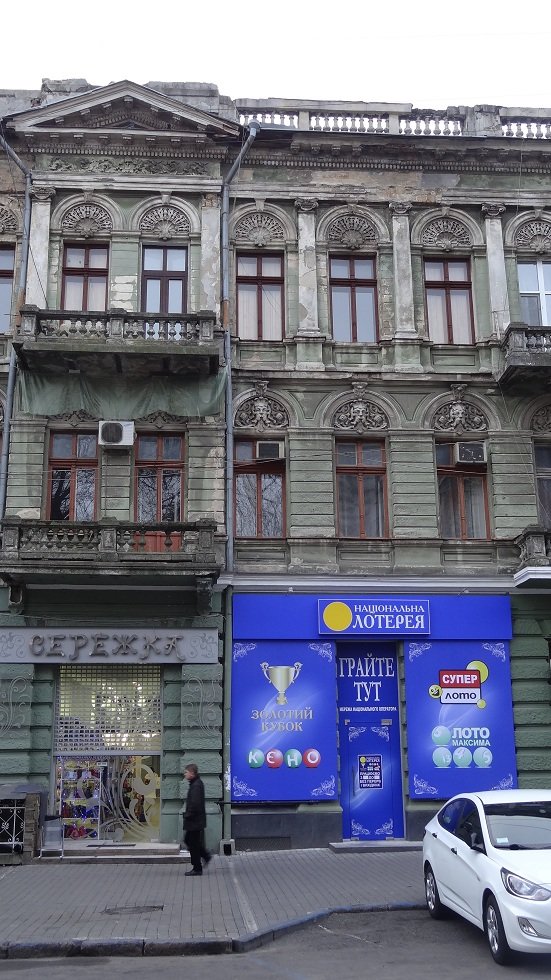 В центре Одессы реклама изуродовала памятник архитектуры (ФОТО) (фото) - фото 1