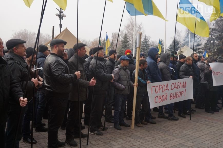 В Кривом Роге: провели сессию горсовета и избрали секретаря, провели митинг в поддержку Вилкула, высадили деревья в сквере Кузьмы (фото) - фото 2 В Кривом Роге: провели сессию горсовета и избрали секретаря, провели митинг в поддержку Вилкула, высадили деревья в сквере Кузьмы (фото) - фото 2