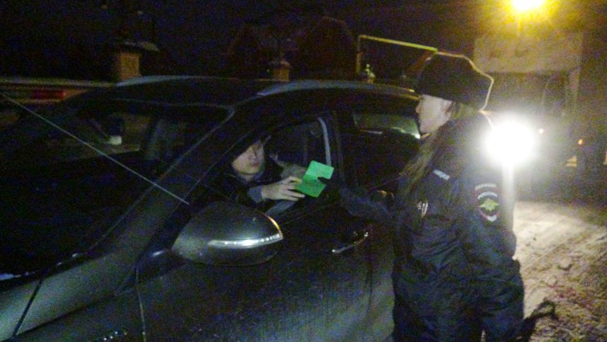 Полевская Госавтоинспекция побеседовала с водителями на трассе Екатеринбург-Полевской (фото) - фото 1 Полевская Госавтоинспекция побеседовала с водителями на трассе Екатеринбург-Полевской (фото) - фото 1