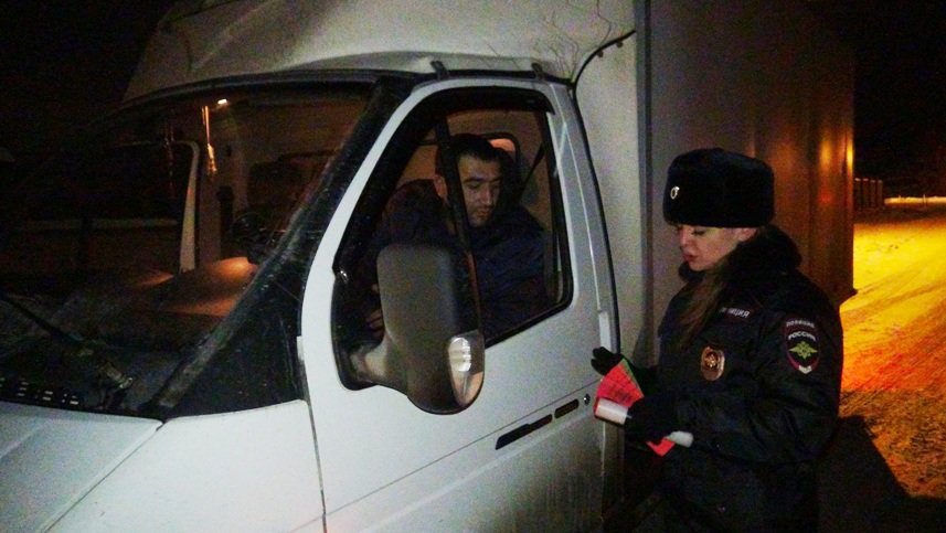 Полевская Госавтоинспекция побеседовала с водителями на трассе Екатеринбург-Полевской (фото) - фото 1 Полевская Госавтоинспекция побеседовала с водителями на трассе Екатеринбург-Полевской (фото) - фото 1