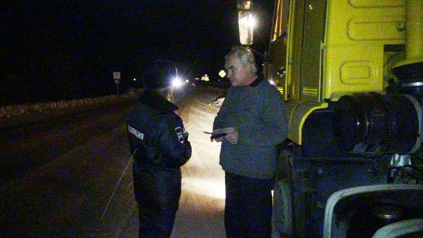 Полевская Госавтоинспекция побеседовала с водителями на трассе Екатеринбург-Полевской (фото) - фото 1 Полевская Госавтоинспекция побеседовала с водителями на трассе Екатеринбург-Полевской (фото) - фото 1