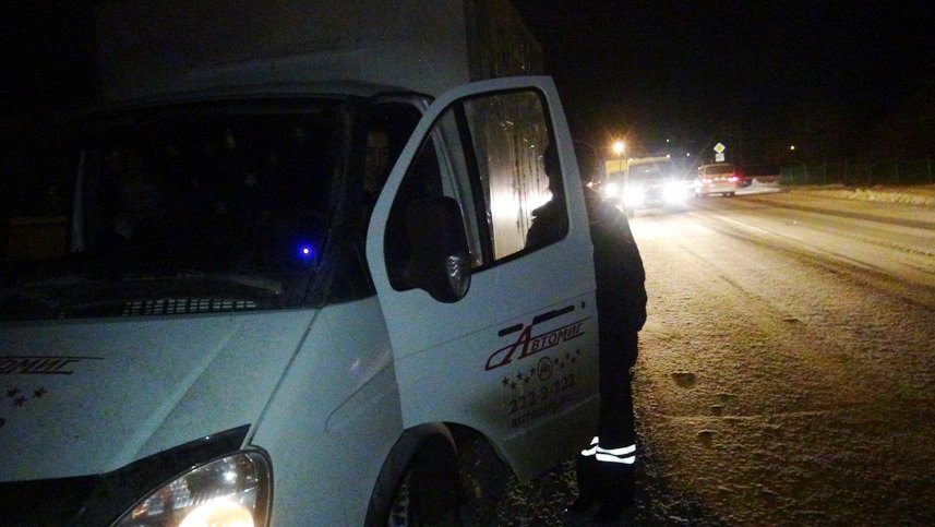 Полевская Госавтоинспекция побеседовала с водителями на трассе Екатеринбург-Полевской (фото) - фото 1 Полевская Госавтоинспекция побеседовала с водителями на трассе Екатеринбург-Полевской (фото) - фото 1