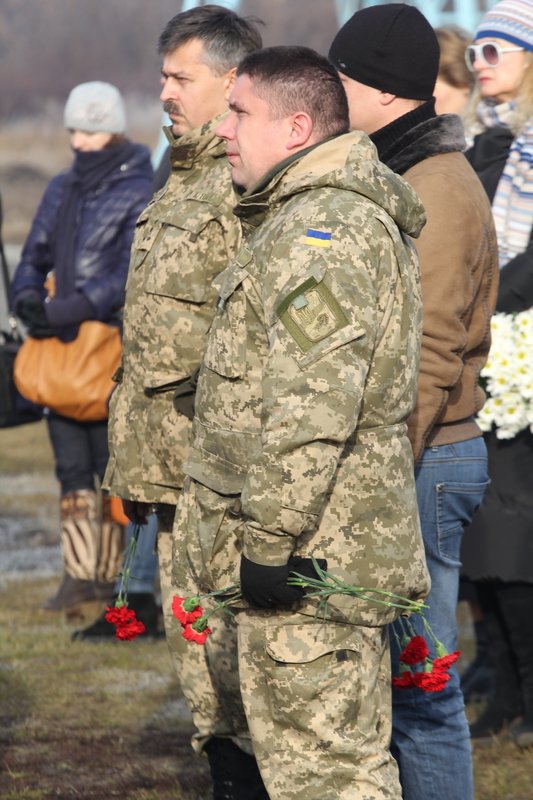 На Днепропетровщине провели в последний путь еще 9 неизвестных солдат (ФОТО) (фото) - фото 7 На Днепропетровщине провели в последний путь еще 9 неизвестных солдат (ФОТО) (фото) - фото 7