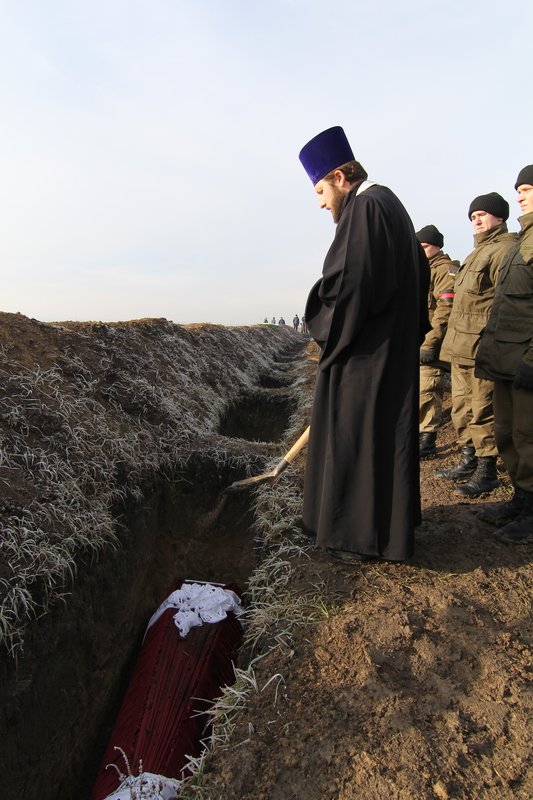 На Днепропетровщине провели в последний путь еще 9 неизвестных солдат (ФОТО) (фото) - фото 9 На Днепропетровщине провели в последний путь еще 9 неизвестных солдат (ФОТО) (фото) - фото 9