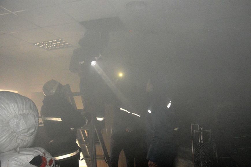 При пожаре в торгово-развлекательном центре Днепропетровска спасены 17 человек (ФОТО) (фото) - фото 1 При пожаре в торгово-развлекательном центре Днепропетровска спасены 17 человек (ФОТО) (фото) - фото 1