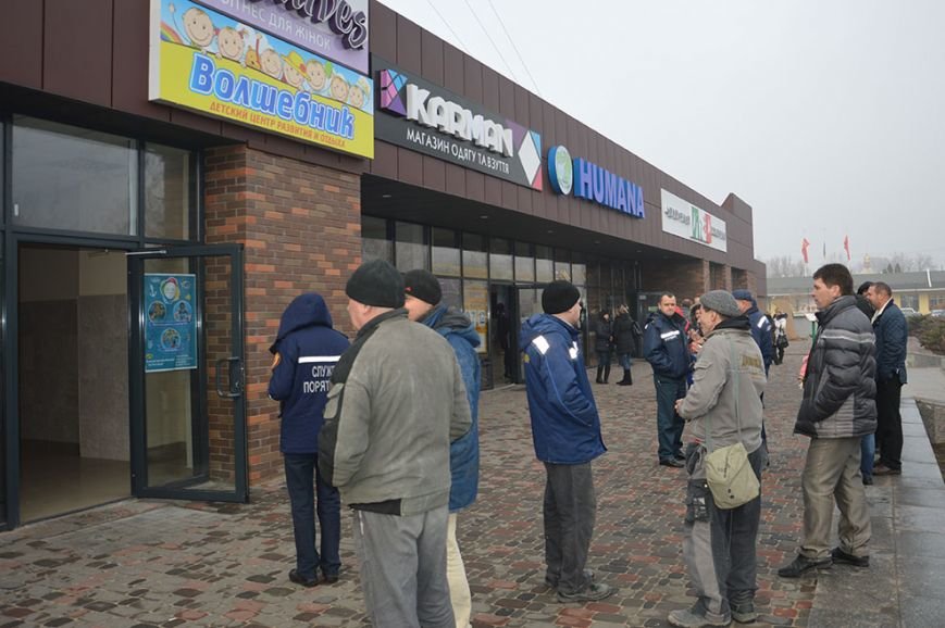 При пожаре в торгово-развлекательном центре Днепропетровска спасены 17 человек (ФОТО) (фото) - фото 2 При пожаре в торгово-развлекательном центре Днепропетровска спасены 17 человек (ФОТО) (фото) - фото 2