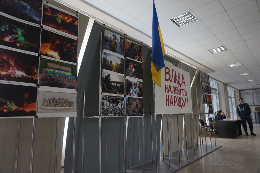 В Криворожском горисполкоме разместили фотографии с Евромайдана (ФОТО) (фото) - фото 4 В Криворожском горисполкоме разместили фотографии с Евромайдана (ФОТО) (фото) - фото 4