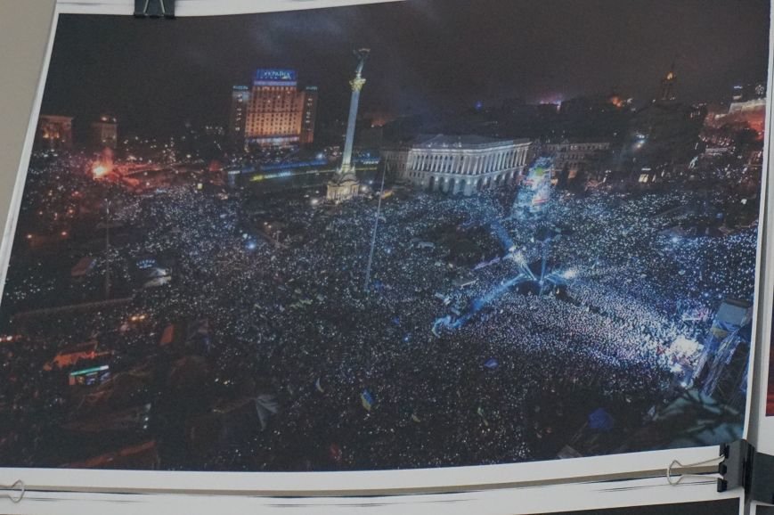 В Криворожском горисполкоме разместили фотографии с Евромайдана (ФОТО) (фото) - фото 4 В Криворожском горисполкоме разместили фотографии с Евромайдана (ФОТО) (фото) - фото 4
