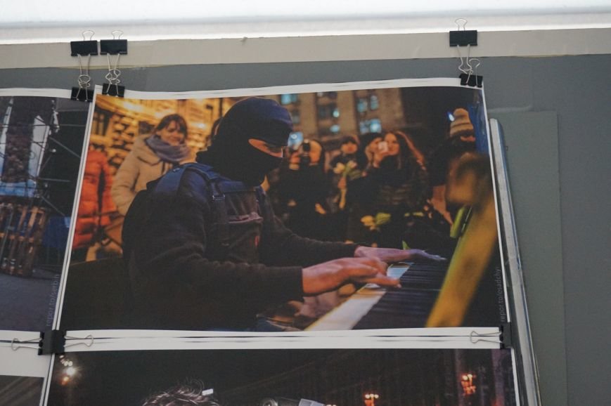 В Криворожском горисполкоме разместили фотографии с Евромайдана (ФОТО) (фото) - фото 5 В Криворожском горисполкоме разместили фотографии с Евромайдана (ФОТО) (фото) - фото 5